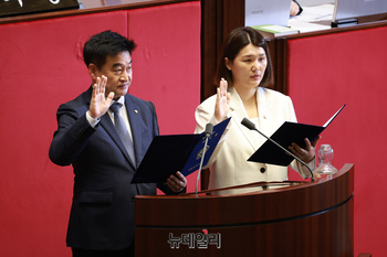 [포토] 선서하는 최혁진·손솔 의원