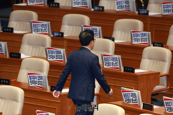 [포토] 본회의장 떠나는 송언석 국민의힘 원내대표