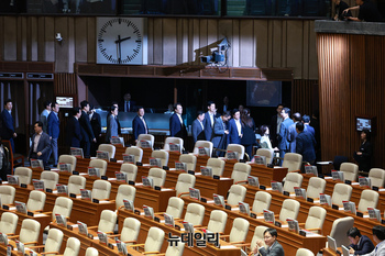 [포토] 민주당 주도 상임위원장 선출에 본회의장 떠나는 국민의힘