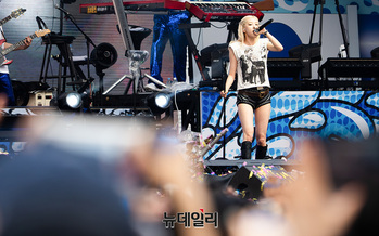 [포토] '싸이 흠뻑쇼' 무대 선보이는 로제 