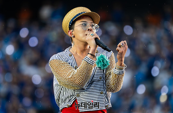 [포토] 싸이 흠뻑쇼 관객들에 인사하는 지드래곤 