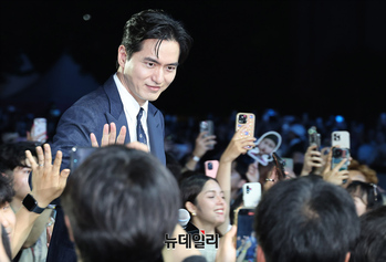 [포토] 객석서 등장한 이진욱