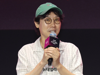 [영상] 오징어게임 모자 쓴 황동혁 감독