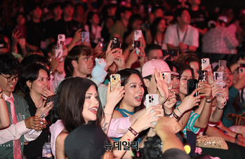 [포토] 출연배우 등장에 환호하는 오징어게임 해외팬들