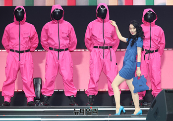 [포토] 오징어게임 병정들 사이로 등장하는 김주령