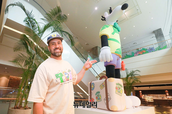 [포토] 현대백화점 "팝아티스트 '스티븐 해링턴'이 표현한 하와이 바캉스 만나보세요"