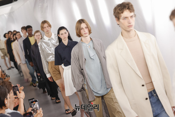 [포토] 한섬 '시스템·시스템옴므', 파리 패션위크서 2026 S/S 글로벌 컬렉션 첫 선