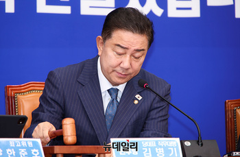 [포토] 의사봉 두드리는 김병기 원내대표 