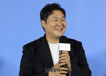 [포토] 좀비딸 윤경호 '동네 약사 역입니다'