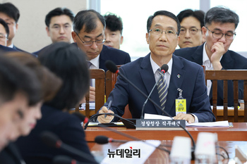 [포토] 답변하는 유재성 경찰청장 직무대행