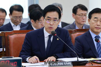 [포토] 답변하는 김민재 행정안전부 장관 직무대행
