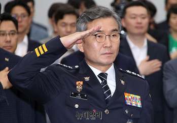[포토] 경례하는 박성주 국가수사본부장
