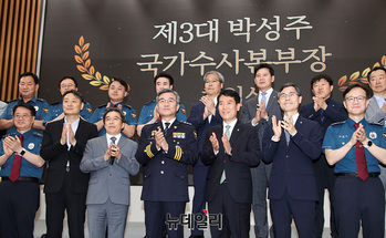 [포토] 기념촬영하는 박성주 신임 국수본부장 