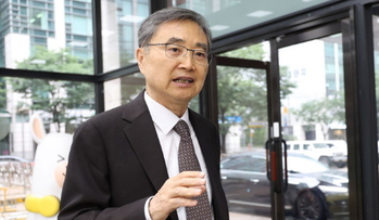 [단독] 외교장관 후보자 "美, '자발적 노예' 나라 … 할렘서 태어나면 총 맞아 죽는다" 비하 발언 파문 