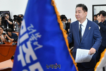 [포토] 민주당 원내대책회의 참석하는 김병기