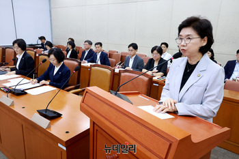 [포토] 정부측 인사말하는 지영미 질병관리청장