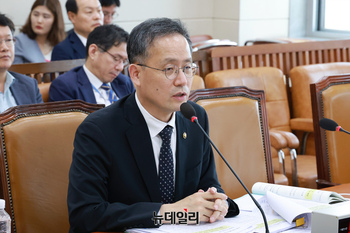 [포토] 답변하는 이형일 기획재정부 장관 직무대행