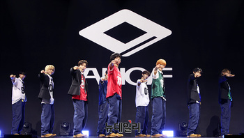 [영상] 첫 무대 선보이는 아홉(AHOF)