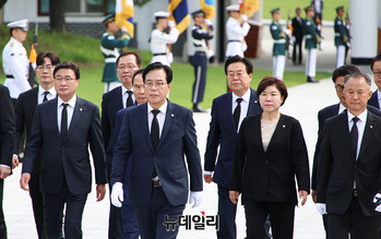 [포토] 현충탑 향하는 국민의힘 지도부 