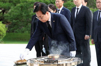 [포토] 분향하는 송언석 비대위원장 