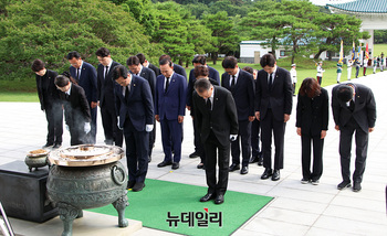 [포토] 현충탑 참배하는 국민의힘 지도부 