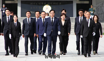 [포토] 현충원 참배 마친 국민의힘 지도부 