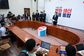 [포토] 기자들의 질문에 답하는 송언석 비대위원장