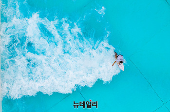 [포토] 폭염 속 시원한 질주...인공서핑파크 찾은 시민들