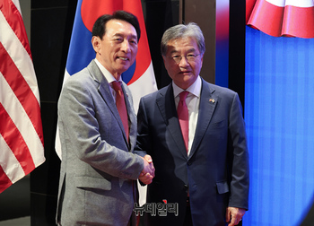 [포토] 인사나누는 조셉윤 대사대리-김석기 외통위원장