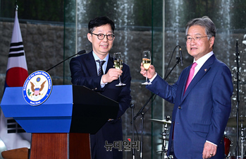 [포토] 건배하는 조셉윤 미국대사대리-박윤주 외교부 차관