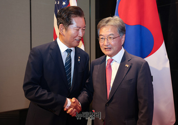 [포토] 대화나누는 조셉 윤-정청래