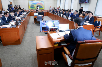 [포토] 보훈부 장관 후보자 인청 계획서 상정하는 윤한홍 위원장