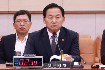 [포토] 답변하는 이두희 국방부장관 직무대행