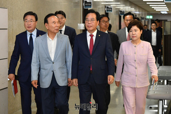 [포토] 회의 참석하는 송언석 국민의힘 비상대책위원장