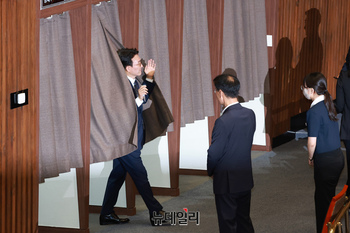 [포토] 자신 임명동의안에 투표하는 김민석 총리 후보자