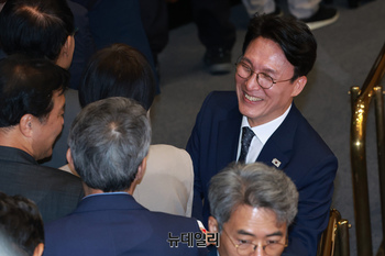 [포토] 의원들과 인사 나누는 김민석 국무총리 후보자
