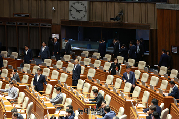 [포토] 늦게 본회의 참석하는 국민의힘 의원들 