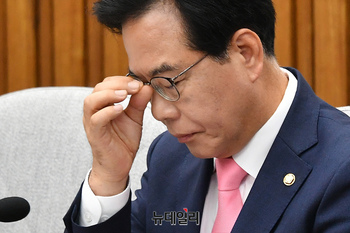 [포토] 안경 고쳐쓰는 송언석 비대위원장