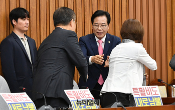 [포토] 회의 참석하는 송언석 국민의힘 비상대책위원장