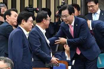 [포토] 의총 참석하는 송언석 국민의힘 비상대책위원장