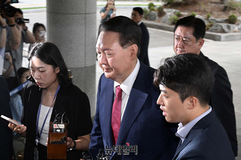 [포토] 尹 전 대통령 내란특검 소환조사 출석에 '침묵'