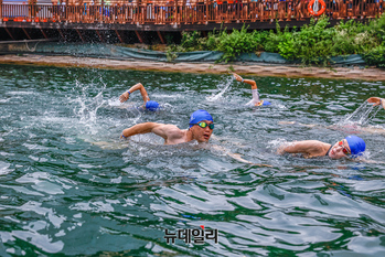 [포토] 석촌호 수영후 롯데월드타워 오르는 '2025 롯데 아쿠아슬론’ 성료