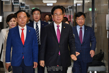 [포토] 비대위 참석하는 국민의힘 지도부
