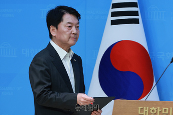 [포토] 긴급 기자회견 위해 입장하는 안철수 의원