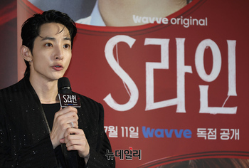 [포토] S라인 작품소개하는 이수혁
