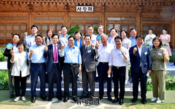 [포토] ﻿K-바캉스 캠페인서 기념촬영 하는 우원식 의장