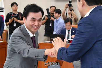 [포토] 의원들과 인사 나누는 안규백 국방부 장관 후보자