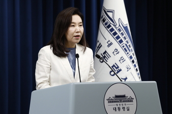강유정, 이진숙 작심 비판 … "지시·의견 개진도 구분 못하면 발언 자격 없다"
