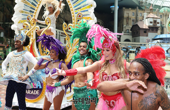 [영상] 롯데월드 어드벤처 "열정적 '삼바'로 무더위 날리세요"