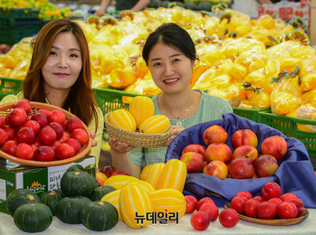 [포토] 농협 하나로마트 "여름 무더위 제철 과일 먹고 힘내세요"